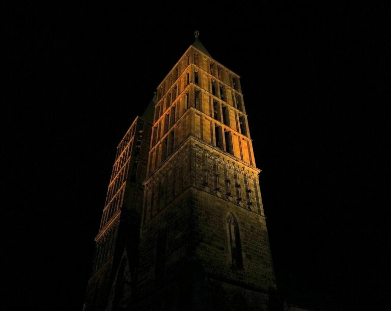 Kassel bei Nacht - Kirchturm